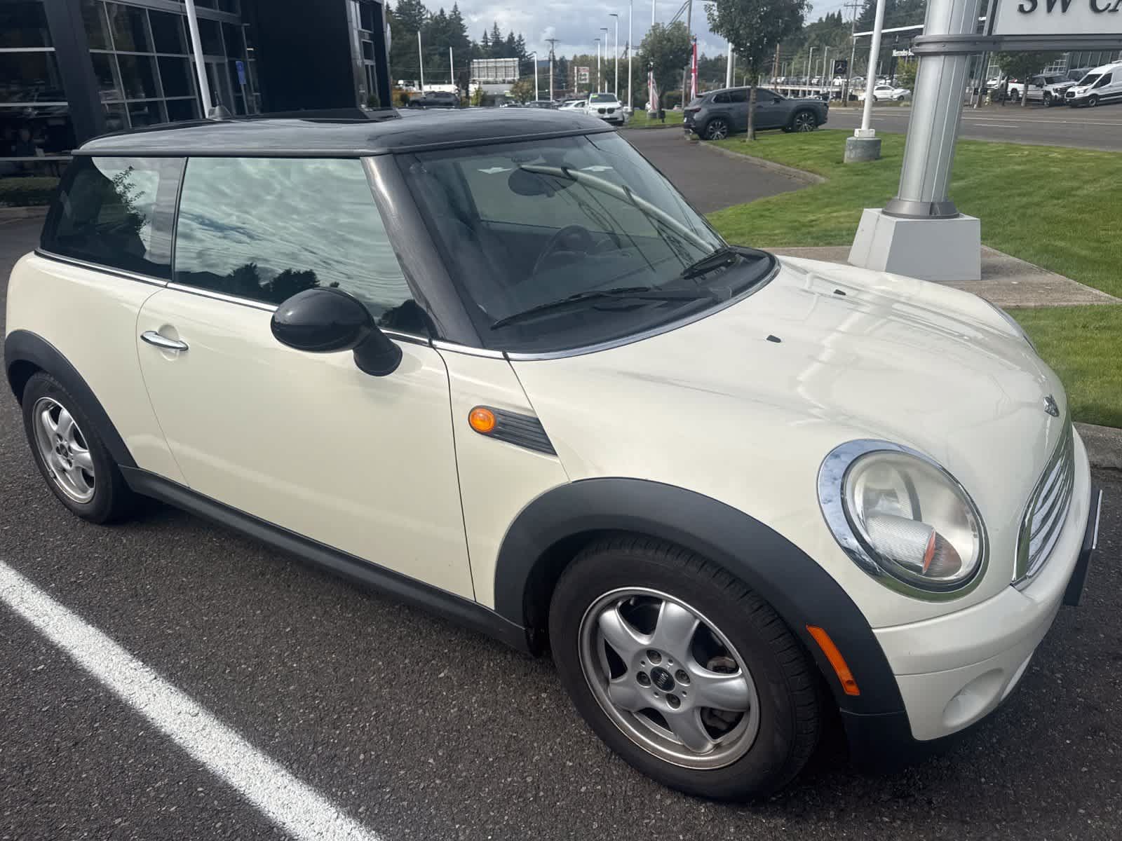 Used 2010 MINI Cooper Hardtop FWD image 2