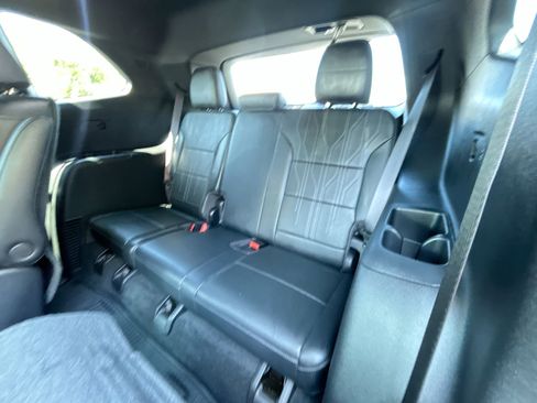 Used 2025 Buick Enclave Avenir image 33