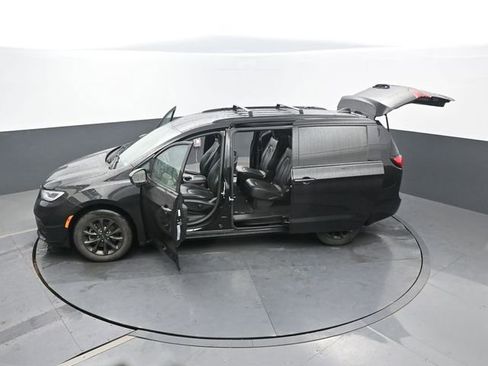 Used 2021 Chrysler Pacifica Touring-L w/ Uconnect Theater Family Group image 65
