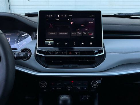 Used 2025 Jeep Compass Limited image 27