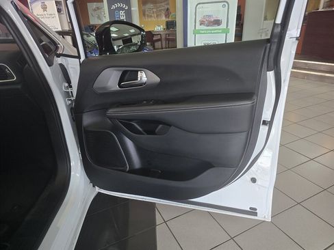 Used 2025 Chrysler Pacifica Select FWD image 13