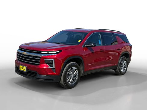 Used 2025 Chevrolet Traverse LT image 1