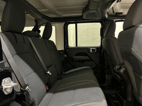 Used 2025 Jeep Wrangler Unlimited Sahara AWD/4WD image 4