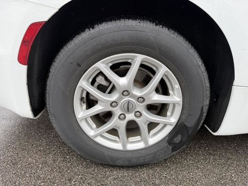 Used 2025 Chrysler Pacifica Select image 15