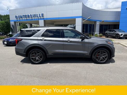 Used 2025 Ford Explorer ST-Line w/ ST-Line Street Pack AWD/4WD image 4