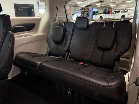 Used 2024 Chrysler Pacifica Touring-L AWD/4WD image 22
