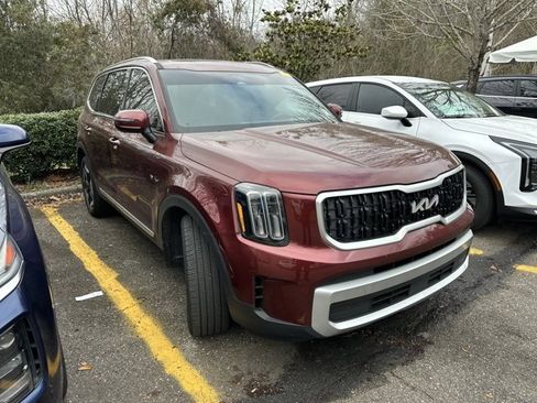 Used 2024 Kia Telluride EX w/ EX Captain's Chair Package image 1
