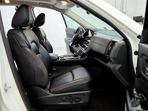 Used 2023 Nissan Pathfinder SL w/ SL Premium Package image 29