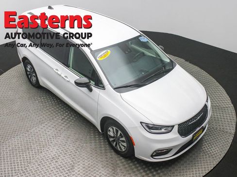 Used 2024 Chrysler Pacifica Select image 3