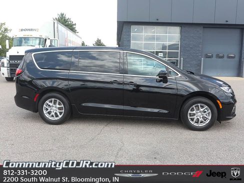 New 2025 Chrysler Pacifica Select image 8