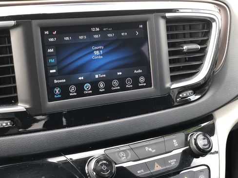 Used 2018 Chrysler Pacifica Touring-L image 21