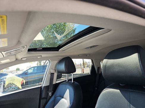 Used 2022 Kia Niro EX Premium image 10