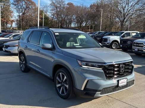 Used 2025 Honda Pilot Touring image 7