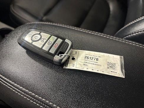 Used 2022 Ford Escape Titanium image 4