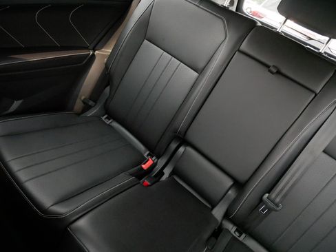 Used 2024 Volkswagen Tiguan SE AWD/4WD image 12