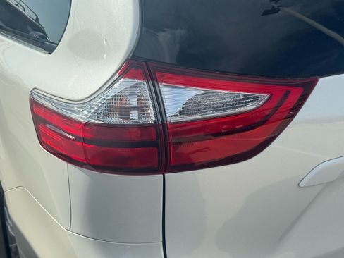 Used 2017 Toyota Sienna XLE w/ XLE Navigation Package FWD image 7