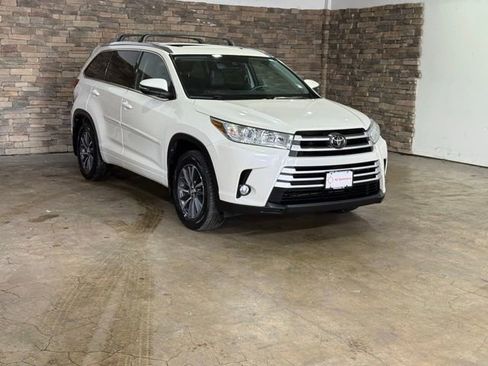 Used 2017 Toyota Highlander XLE AWD/4WD image 3