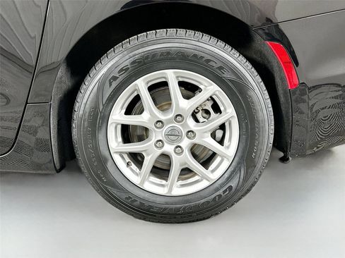 Used 2024 Chrysler Pacifica Touring-L FWD image 30