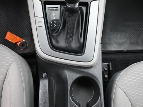Used 2020 Hyundai Elantra SE FWD image 18