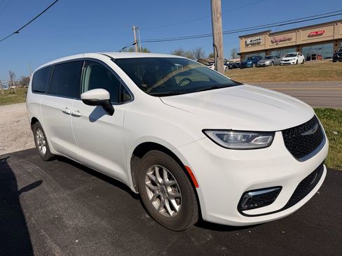 Used 2023 Chrysler Pacifica Touring-L image 6