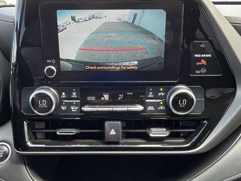 Used 2024 Toyota Highlander LE AWD/4WD image 16