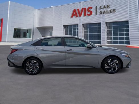 Used 2025 Hyundai Elantra Limited FWD image 3