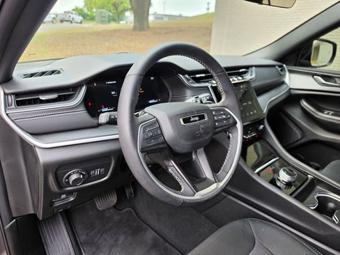 Used 2025 Jeep Grand Cherokee Laredo w/ Luxury Tech Group I RWD image 27
