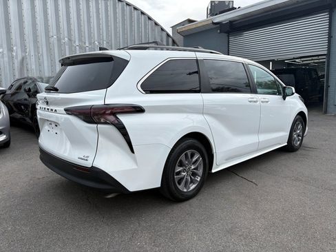 Used 2024 Toyota Sienna LE w/ LE Plus Package AWD/4WD image 3