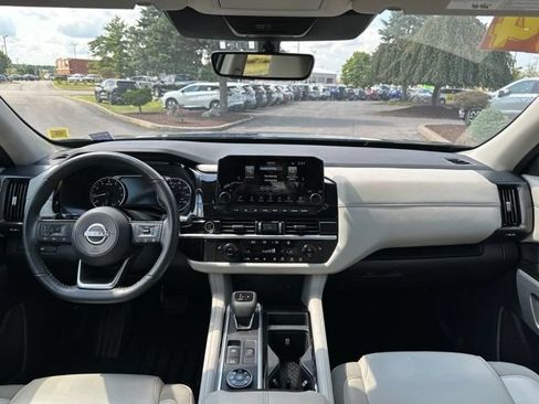 Used 2024 Nissan Pathfinder SL AWD/4WD image 15