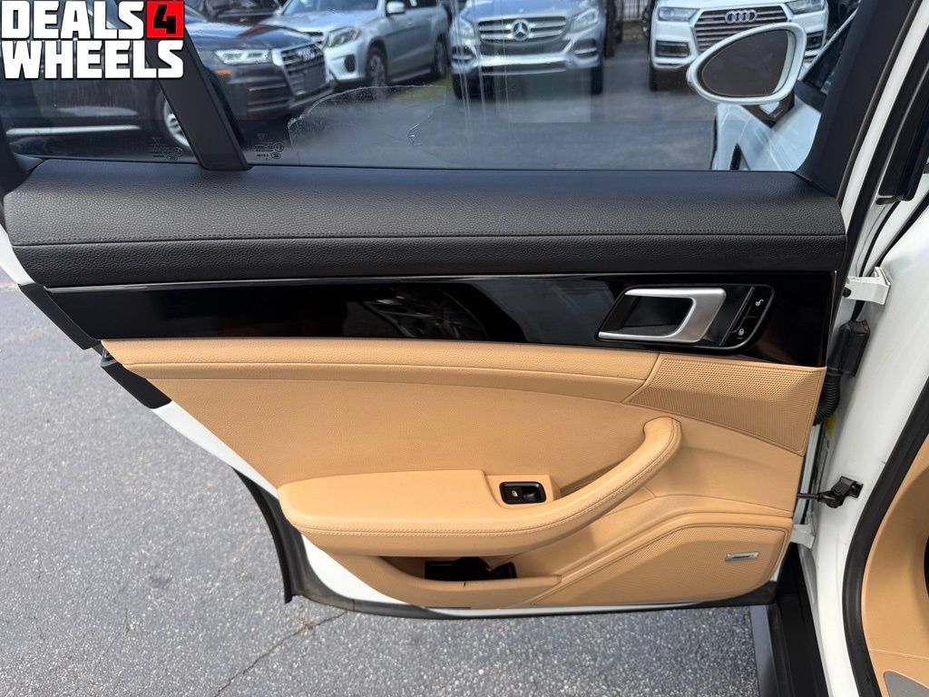 Used 2018 Porsche Panamera RWD image 31