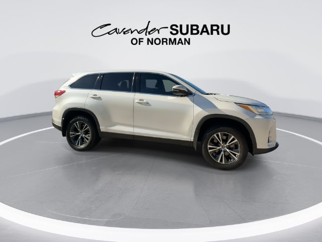 Used 2019 Toyota Highlander LE FWD image 2