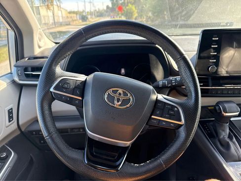 Used 2022 Toyota Sienna Limited FWD image 18