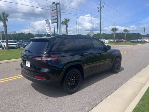 Used 2025 Jeep Grand Cherokee Altitude RWD image 6