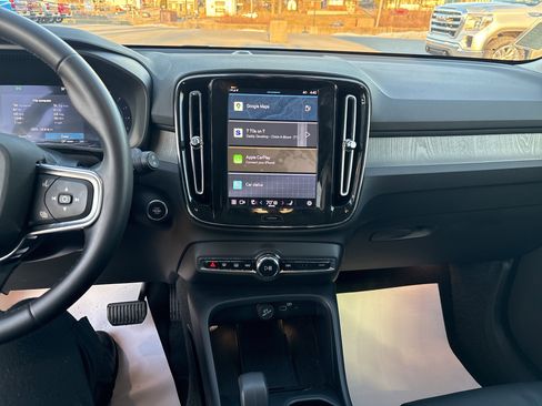 Used 2025 Volvo XC40 B5 Core image 24