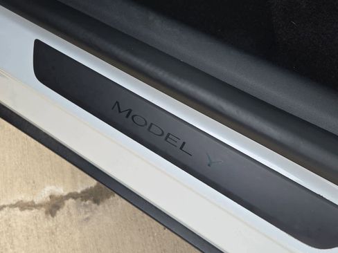 Used 2022 Tesla Model Y Performance image 11