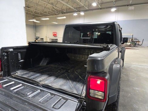 Used 2023 Jeep Gladiator Sport image 5