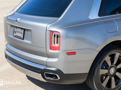 Used 2023 Rolls-Royce Cullinan w/ Cullinan Package image 16