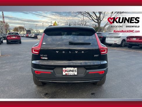 Used 2024 Volvo XC40 B5 Core image 9