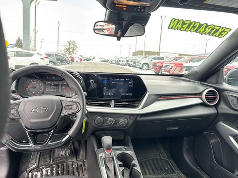 Used 2025 Chevrolet Trax RS w/ Sunroof Package image 11