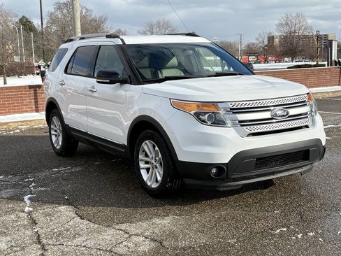 Used 2014 Ford Explorer XLT w/ Equipment Group 202A image 3