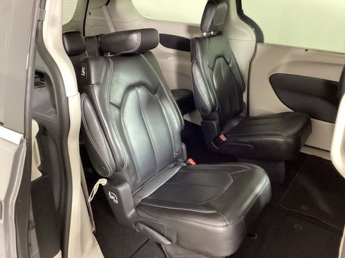 Used 2023 Chrysler Pacifica Touring-L image 10