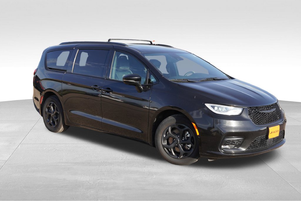 Used 2024 Chrysler Pacifica Premium FWD image 2
