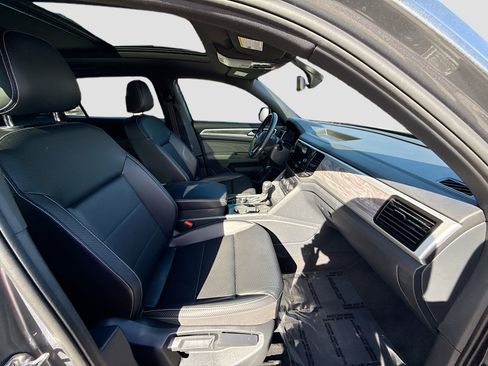 Used 2022 Volkswagen Atlas Cross Sport SE image 32