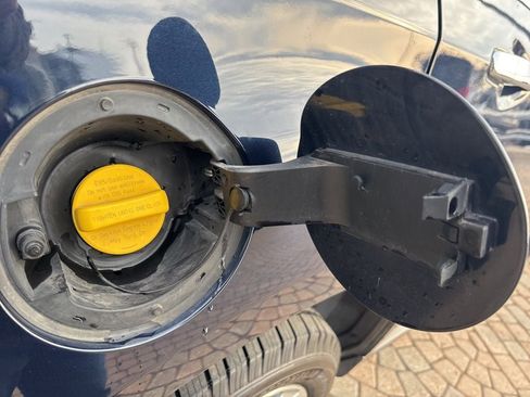 Used 2017 Chevrolet Equinox Premier w/ Enhanced Convenience Package image 31