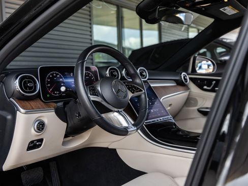 Used 2025 Mercedes-Benz C 300 Sedan image 24