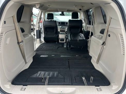 Used 2020 Chrysler Pacifica Touring-L image 44