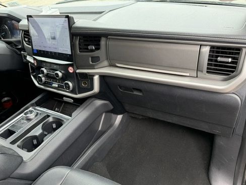 Used 2024 Ford Expedition XLT image 17