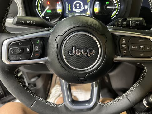 Used 2025 Jeep Wrangler Unlimited Sahara w/ Safety Group AWD/4WD image 22