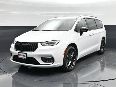 New 2026 Chrysler Pacifica Select w/ S Appearance Package AWD/4WD image 6