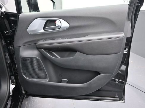 New 2026 Chrysler Pacifica Limited w/ Uconnect Theater Family Group image 25